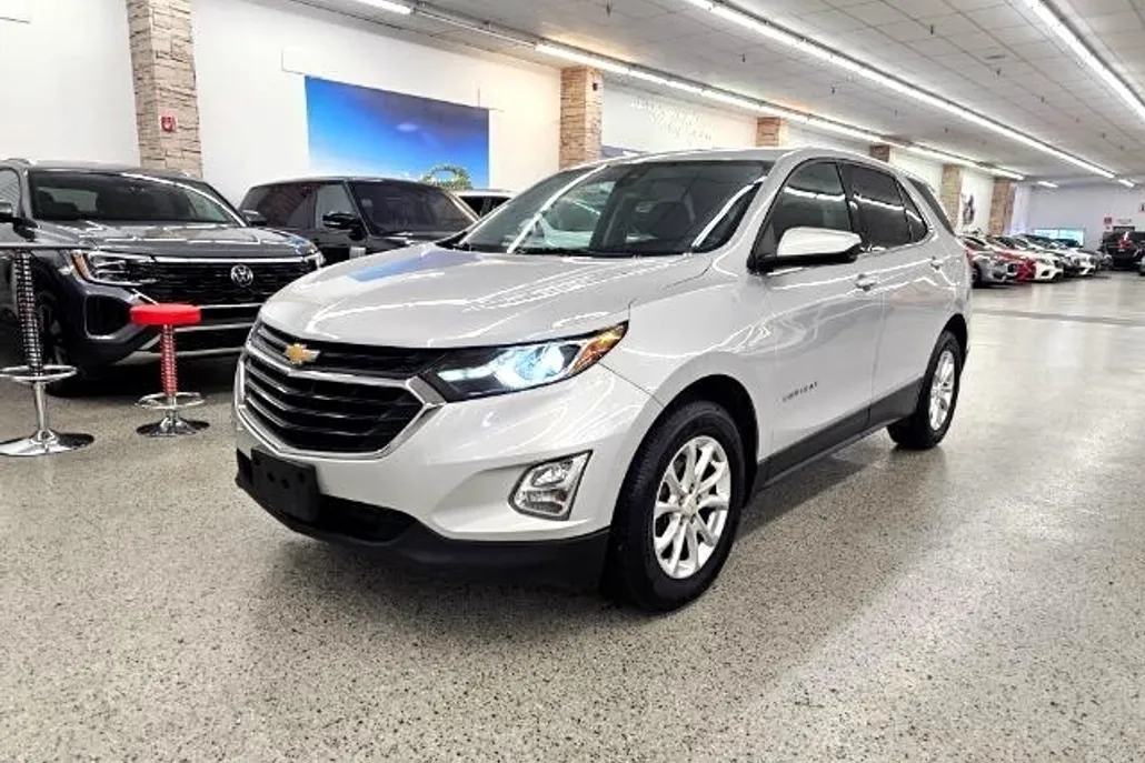 2020 Chevrolet Equinox LT photo 1