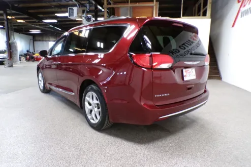 2017 Chrysler Pacifica Touring L photo 3