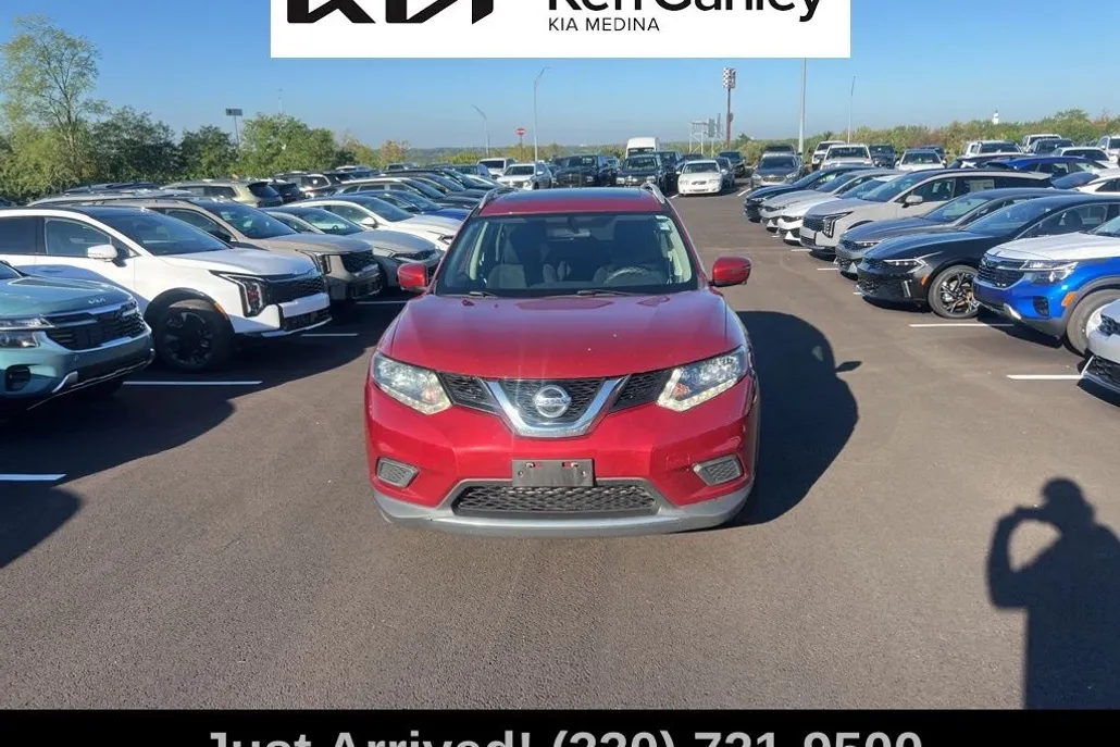 2016 Nissan Rogue SV photo 1