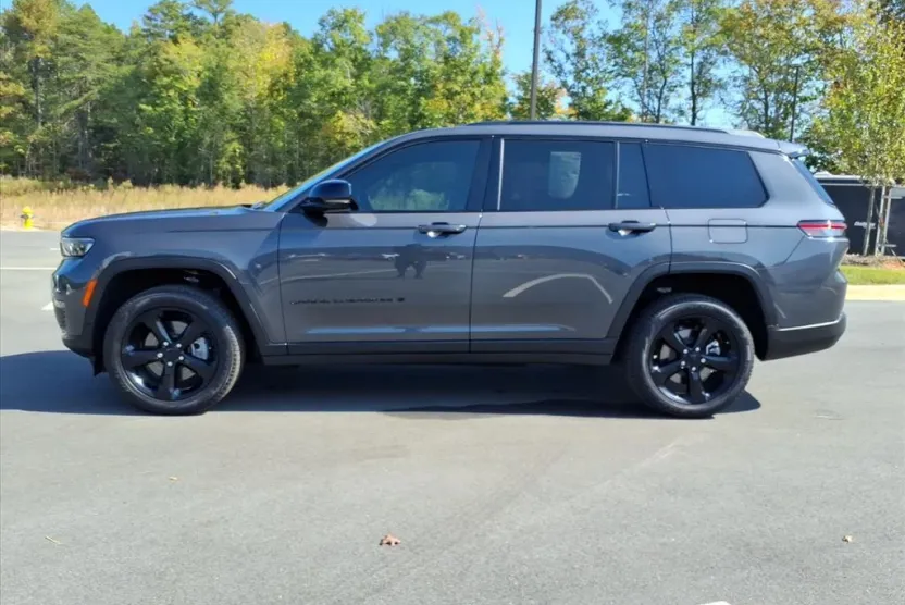 2025 Jeep Grand Cherokee Limited photo 1