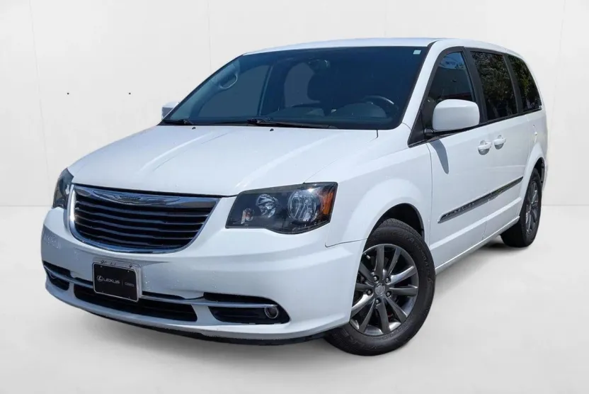 2016 Chrysler Town & Country S photo 1