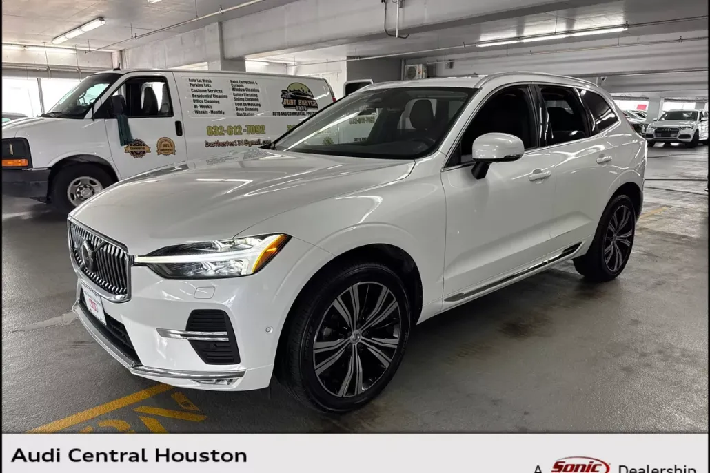 2023 Volvo XC60 Plus photo 1