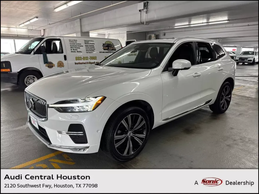 2023 Volvo XC60 Plus photo 1