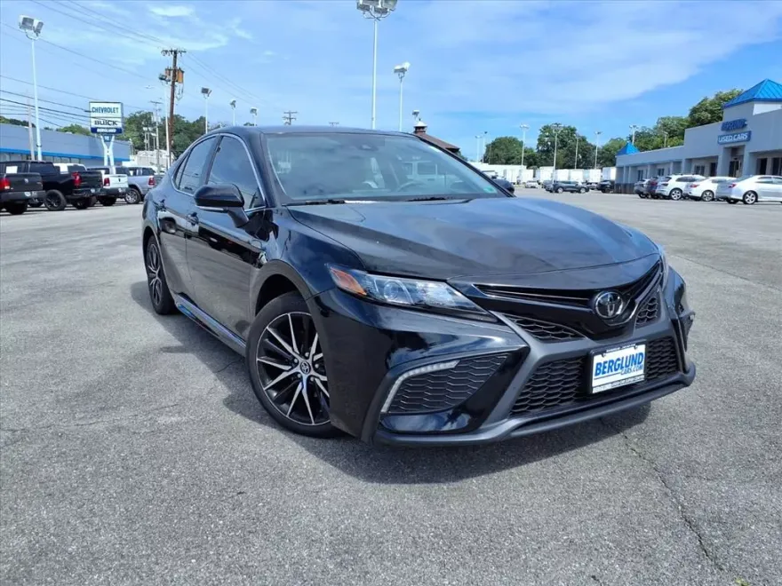 2024 Toyota Camry SE photo 1