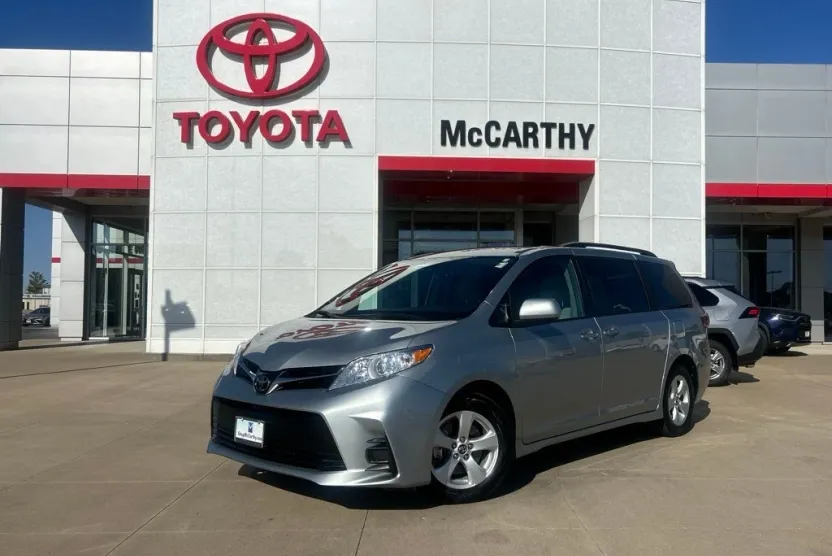 2020 Toyota Sienna LE photo 1