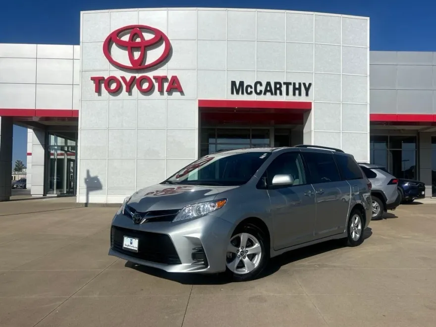 2020 Toyota Sienna LE photo 1
