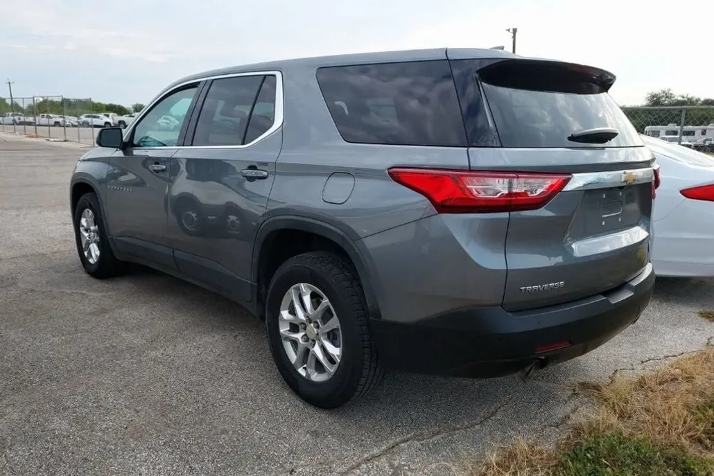 2021 Chevrolet Traverse LS photo 1