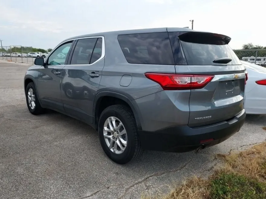 2021 Chevrolet Traverse LS photo 1