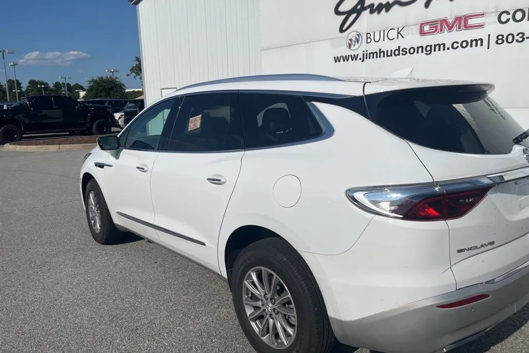 2023 Buick Enclave Essence photo 1