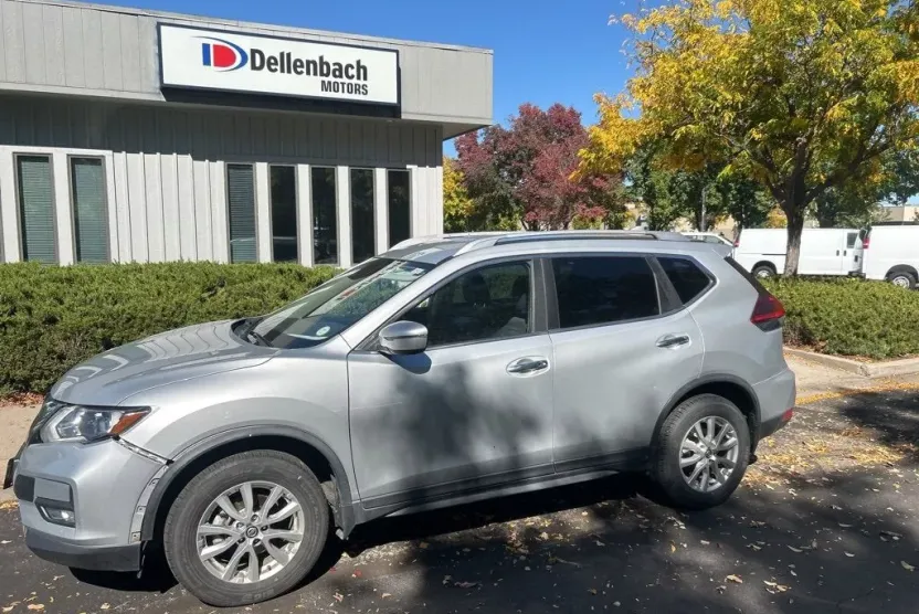 2019 Nissan Rogue SV photo 1