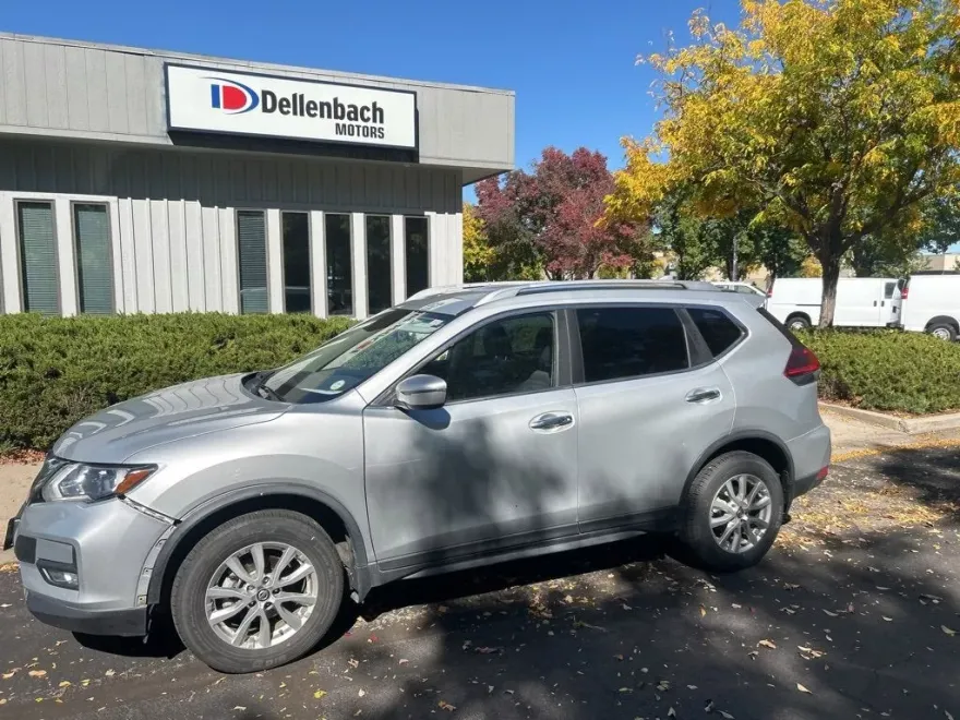2019 Nissan Rogue SV photo 1