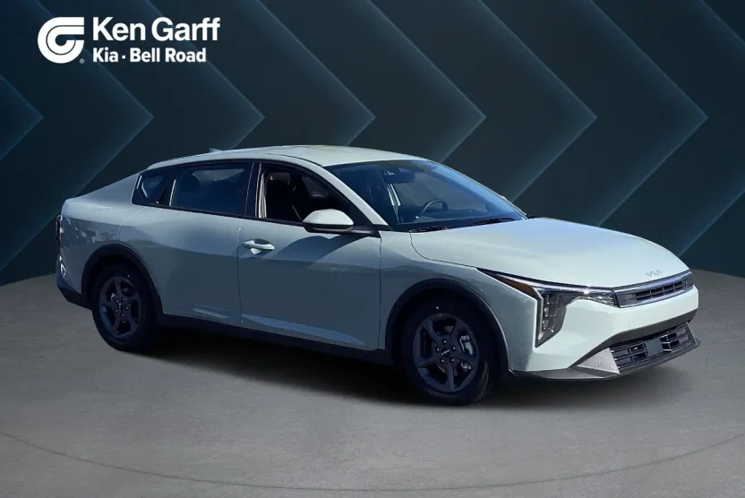 2025 Kia K4 LXS photo 1