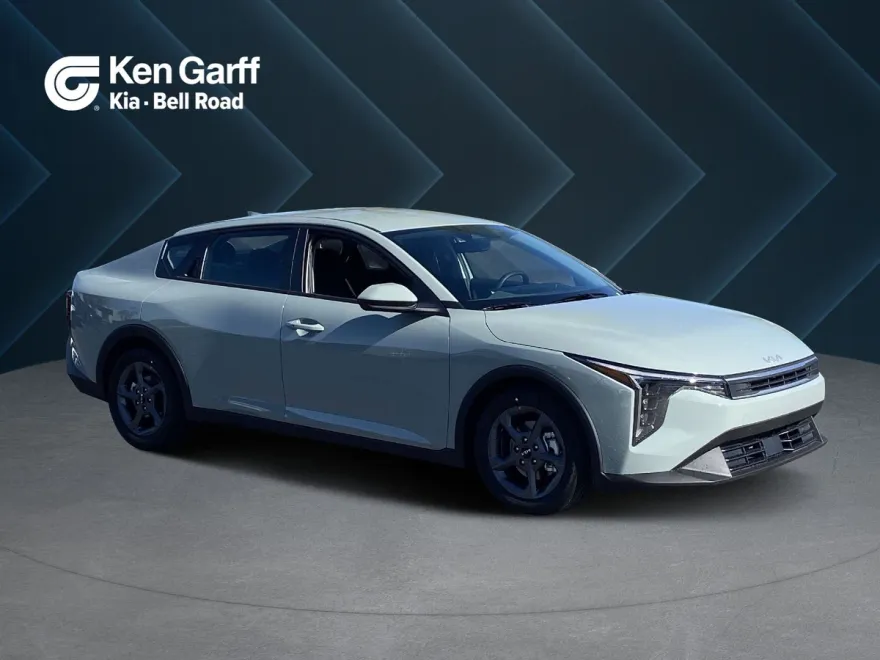 2025 Kia K4 LXS photo 1