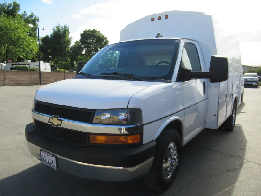 2016 Chevrolet Express 3500 Cutaway photo 1