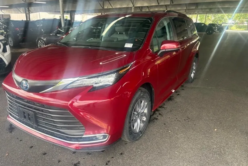 2023 Toyota Sienna XLE photo 1