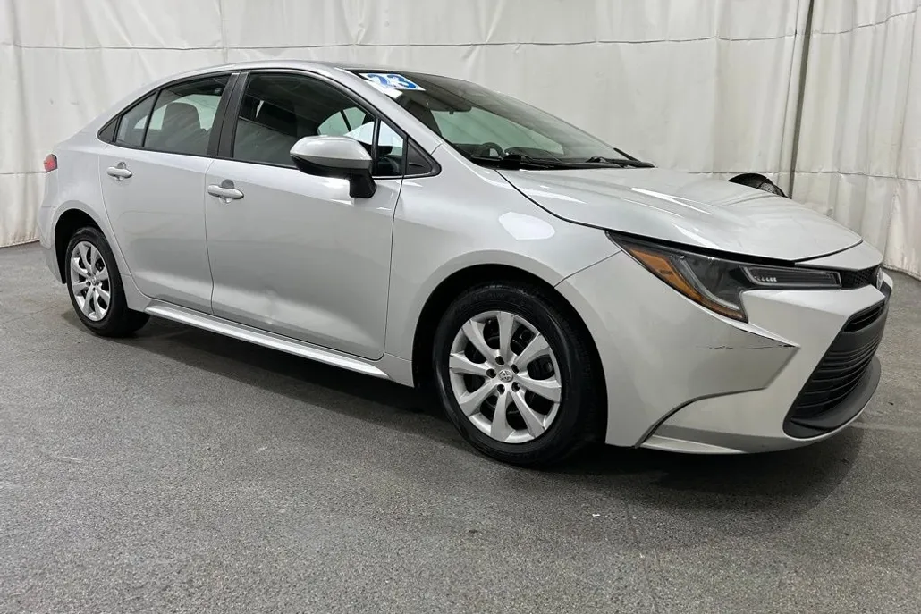 2023 Toyota Corolla LE photo 1