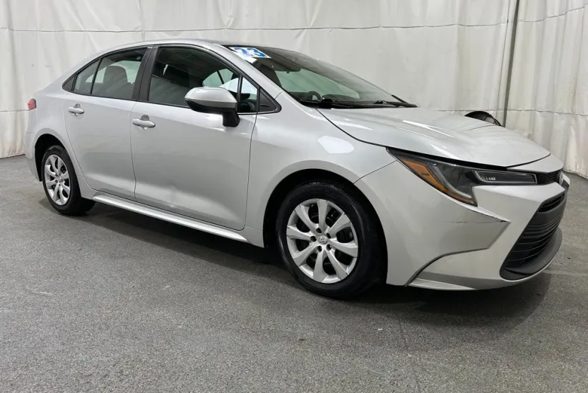 2023 Toyota Corolla LE photo 1