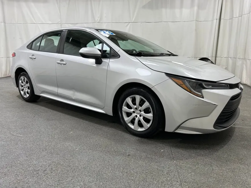 2023 Toyota Corolla LE photo 1