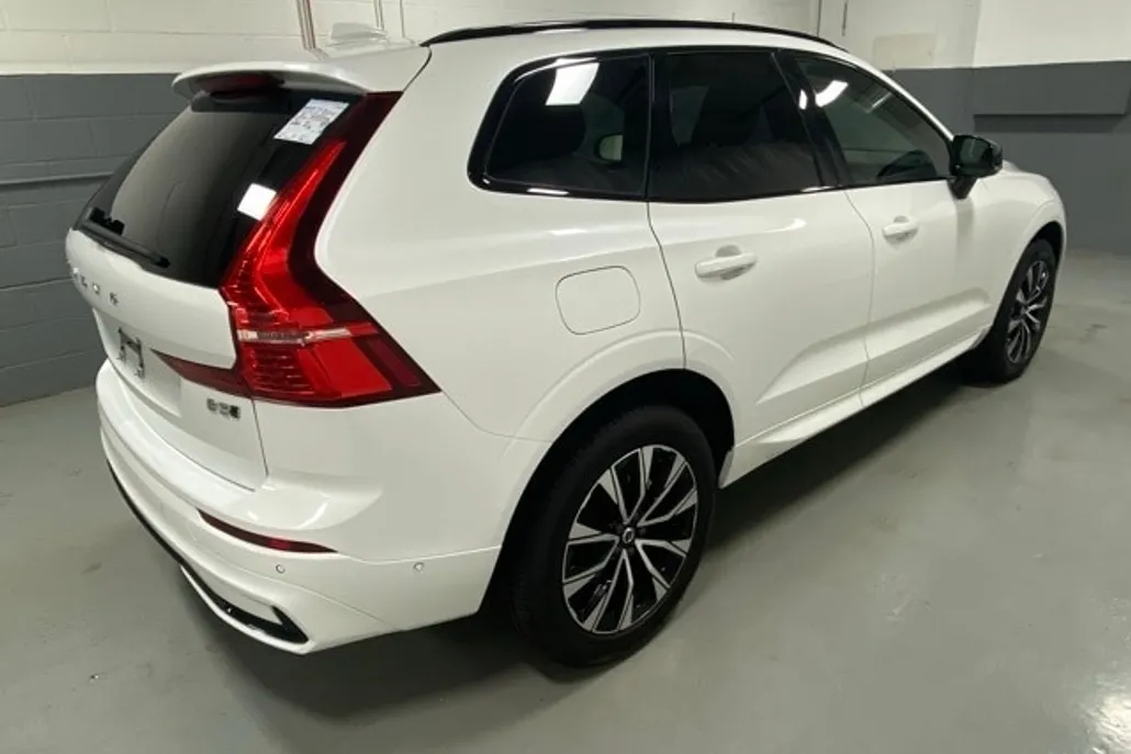 2025 Volvo XC60 Plus photo 1