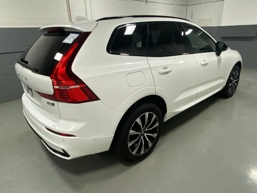 2025 Volvo XC60 Plus photo 1