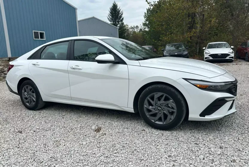 2024 Hyundai Elantra SEL photo 1