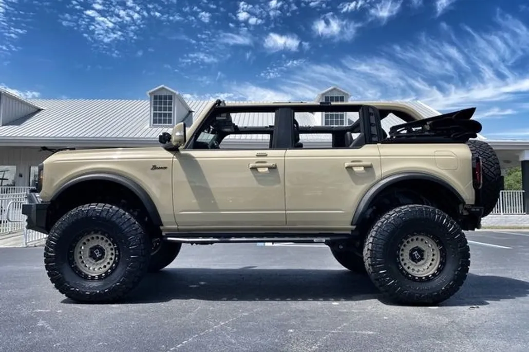 2022 Ford Bronco photo 1