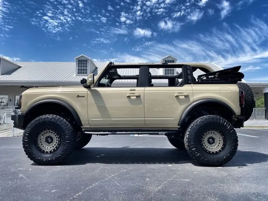 2022 Ford Bronco photo 1