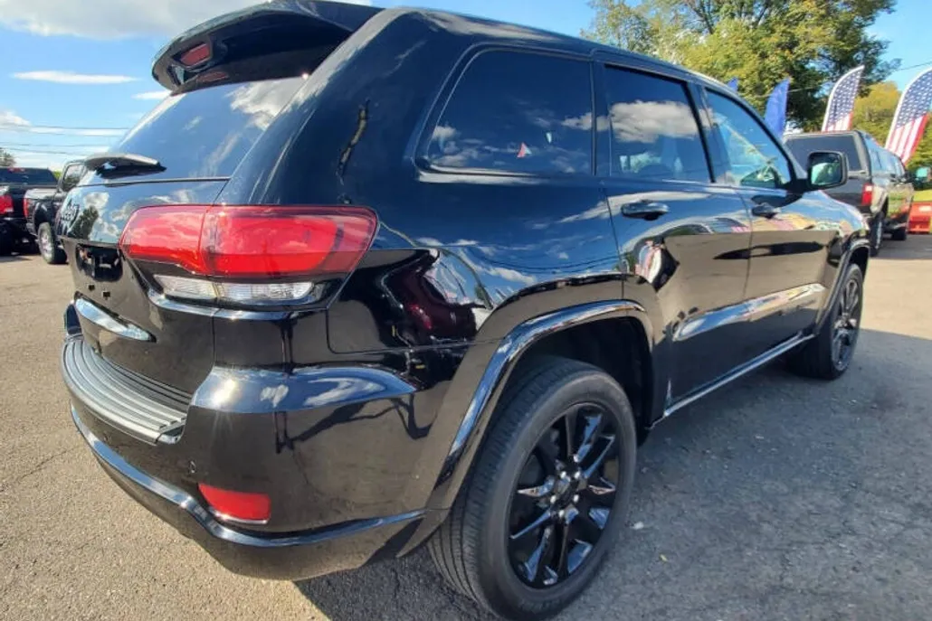 2019 Jeep Grand Cherokee Laredo Altitude photo 1
