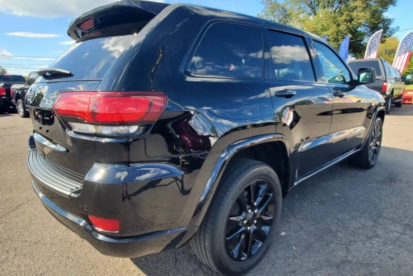 2019 Jeep Grand Cherokee Laredo Altitude photo 1