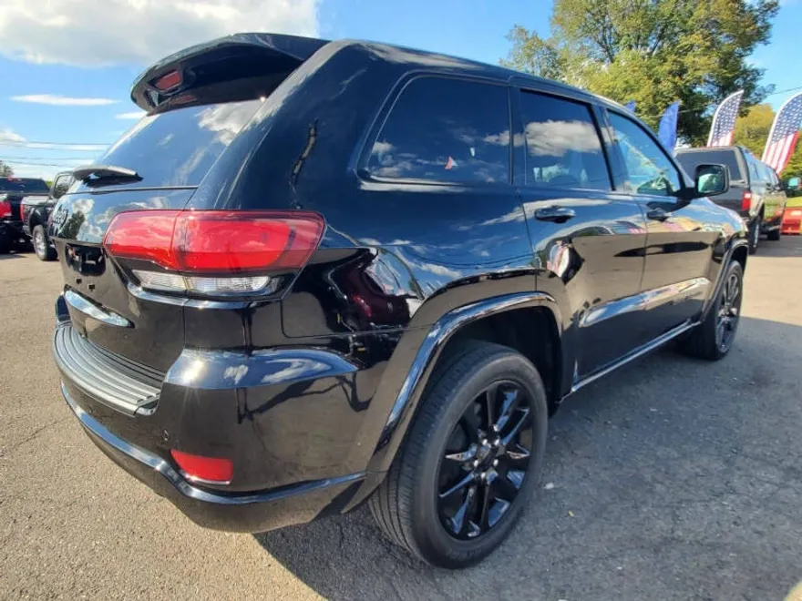 2019 Jeep Grand Cherokee Laredo Altitude photo 1