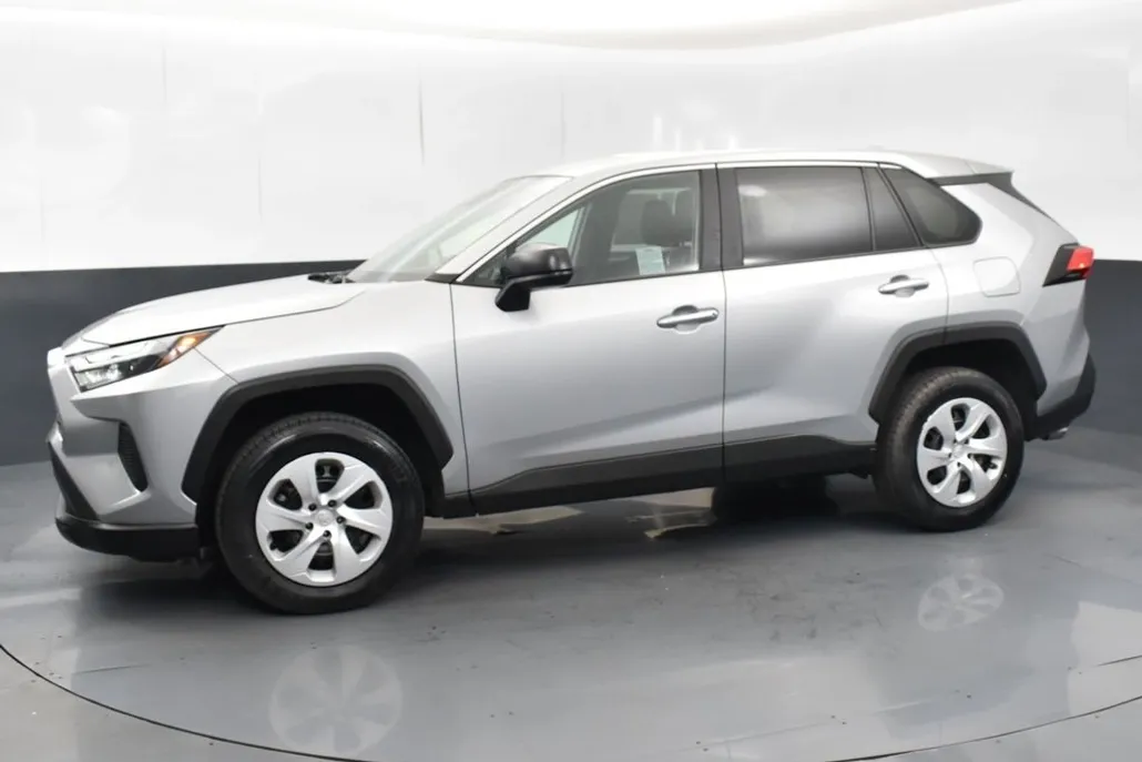 2024 Toyota RAV4 LE photo 1