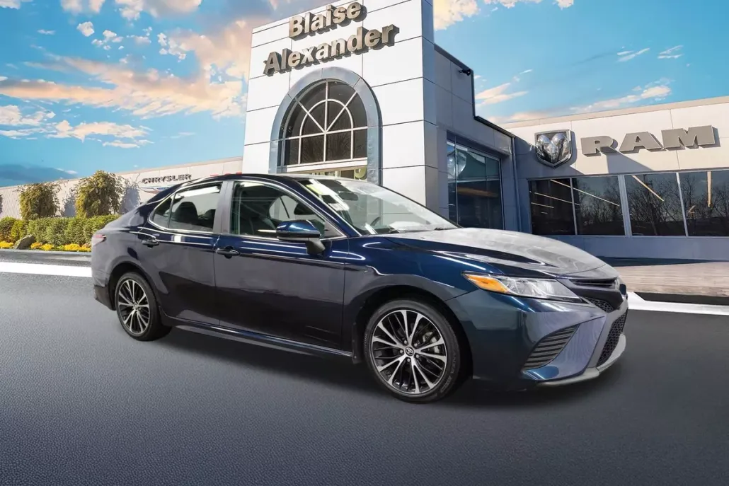 2018 Toyota Camry SE photo 1