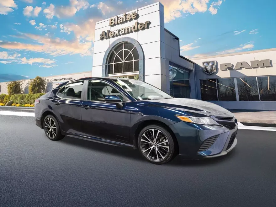 2018 Toyota Camry SE photo 1
