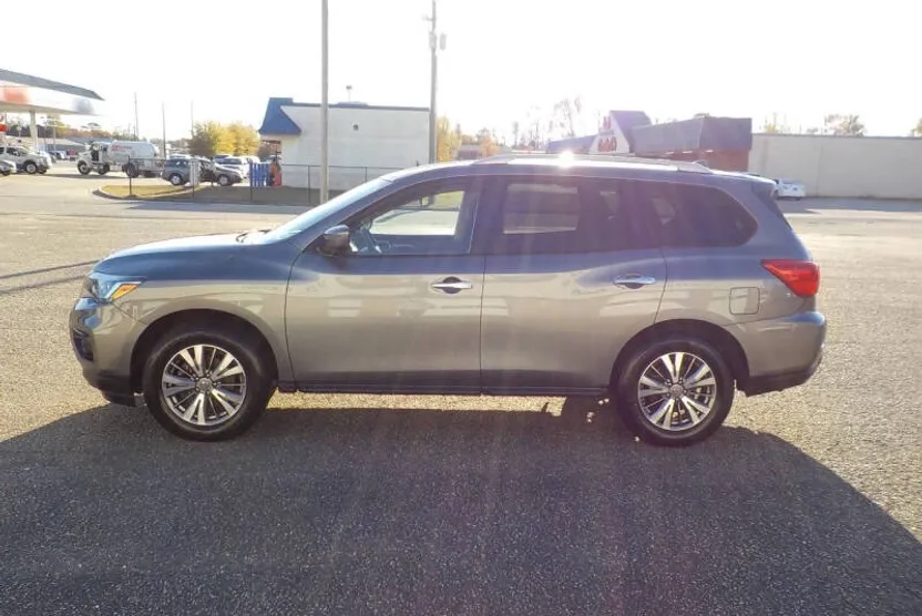 2020 Nissan Pathfinder S photo 1