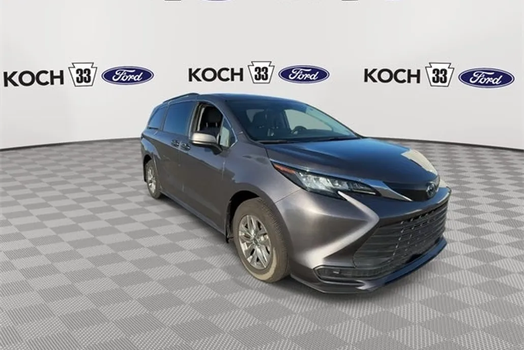 2022 Toyota Sienna LE photo 1