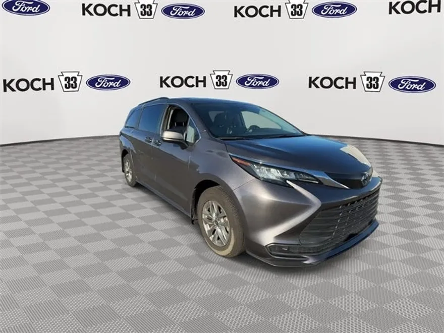 2022 Toyota Sienna LE photo 1