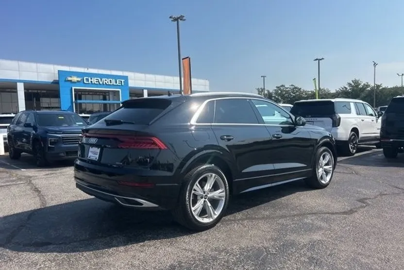 2023 Audi Q8 Premium photo 1