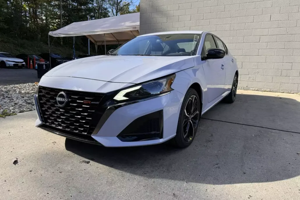 2025 Nissan Altima SR photo 1