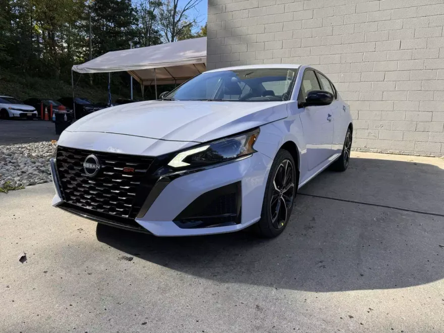 2025 Nissan Altima SR photo 1