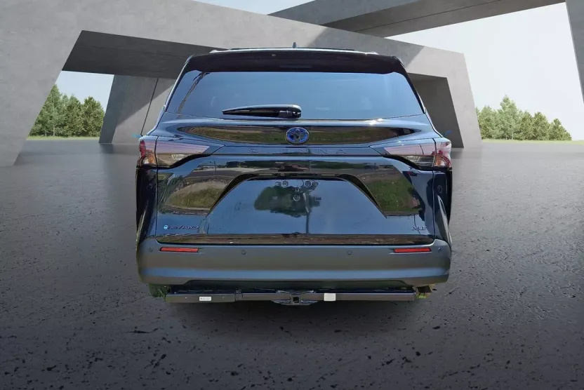 2025 Toyota Sienna Woodland Edition photo 1