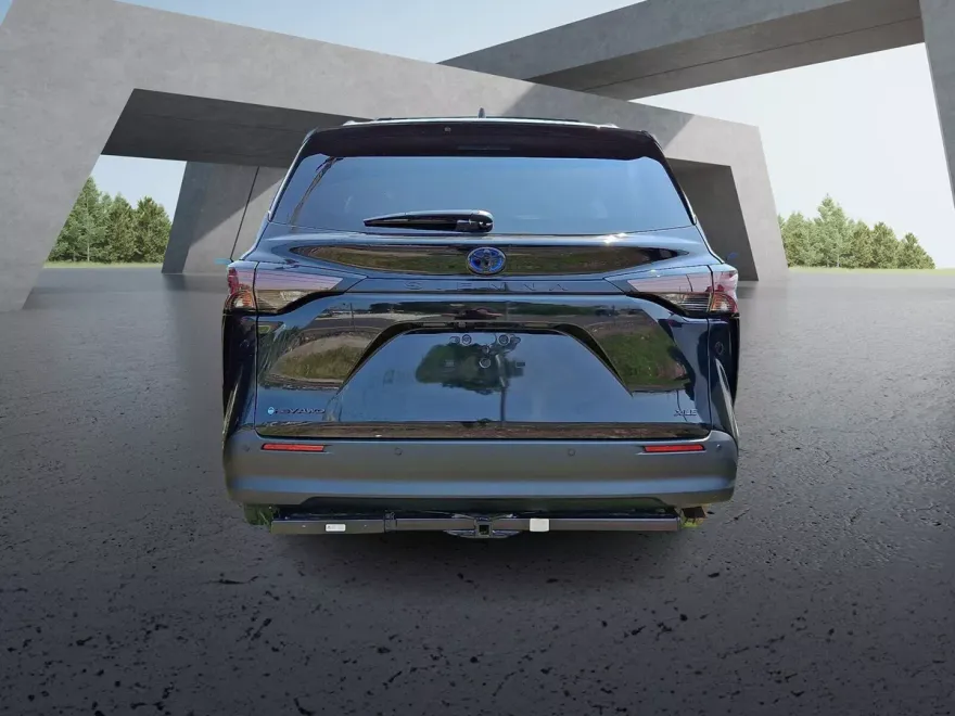 2025 Toyota Sienna Woodland Edition photo 1