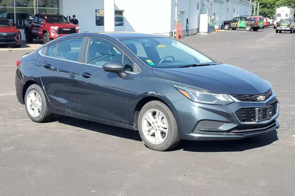 2018 Chevrolet Cruze LT photo 1