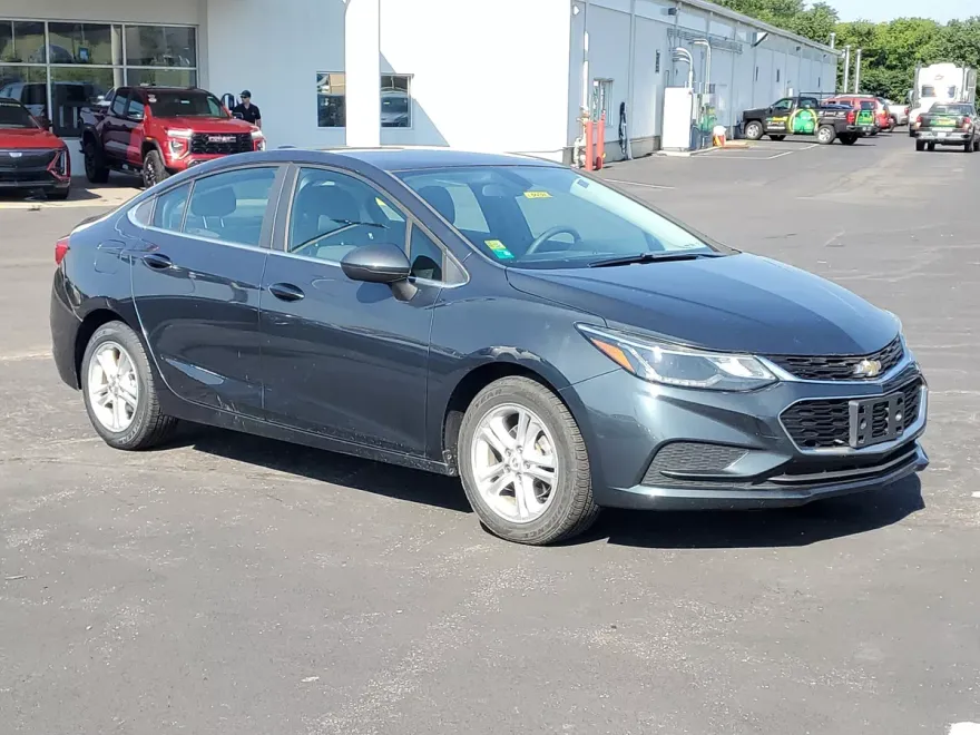 2018 Chevrolet Cruze LT photo 1
