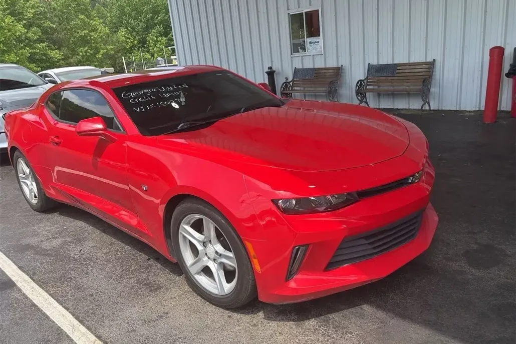 2017 Chevrolet Camaro 1LT photo 1