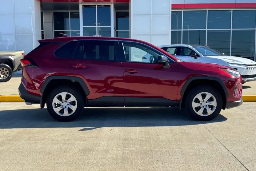 2023 Toyota RAV4 LE photo 1