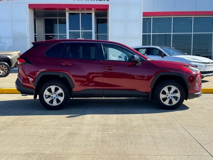 2023 Toyota RAV4 LE photo 1