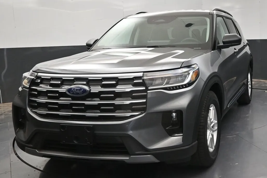 2025 Ford Explorer photo 1