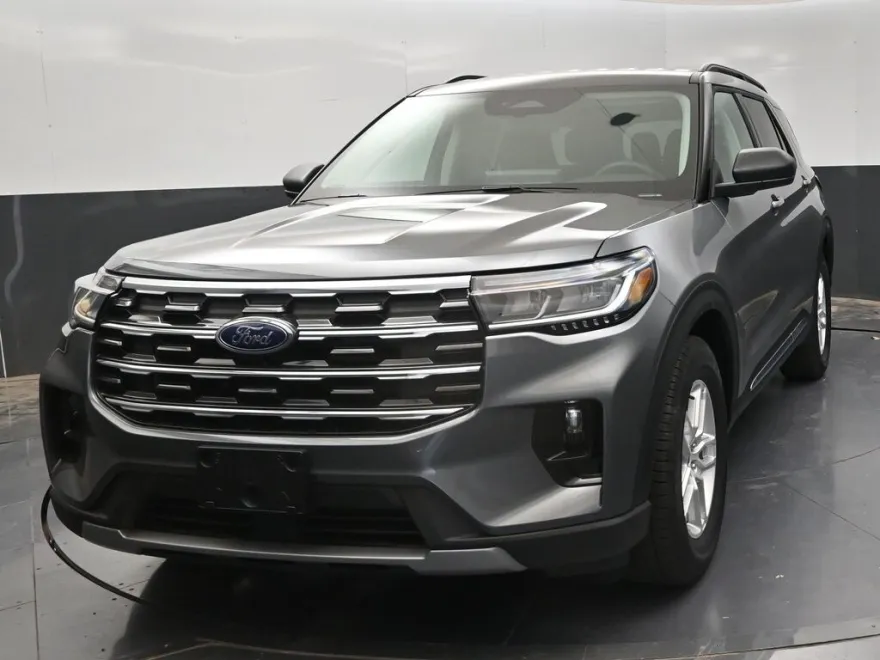 2025 Ford Explorer photo 1