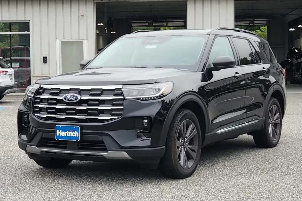 2025 Ford Explorer photo 1