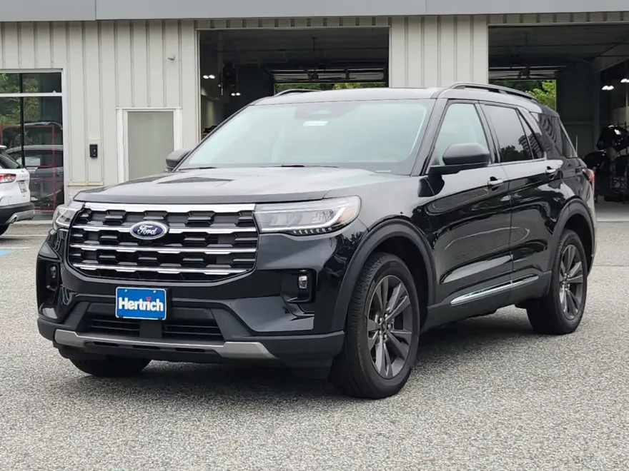 2025 Ford Explorer photo 1